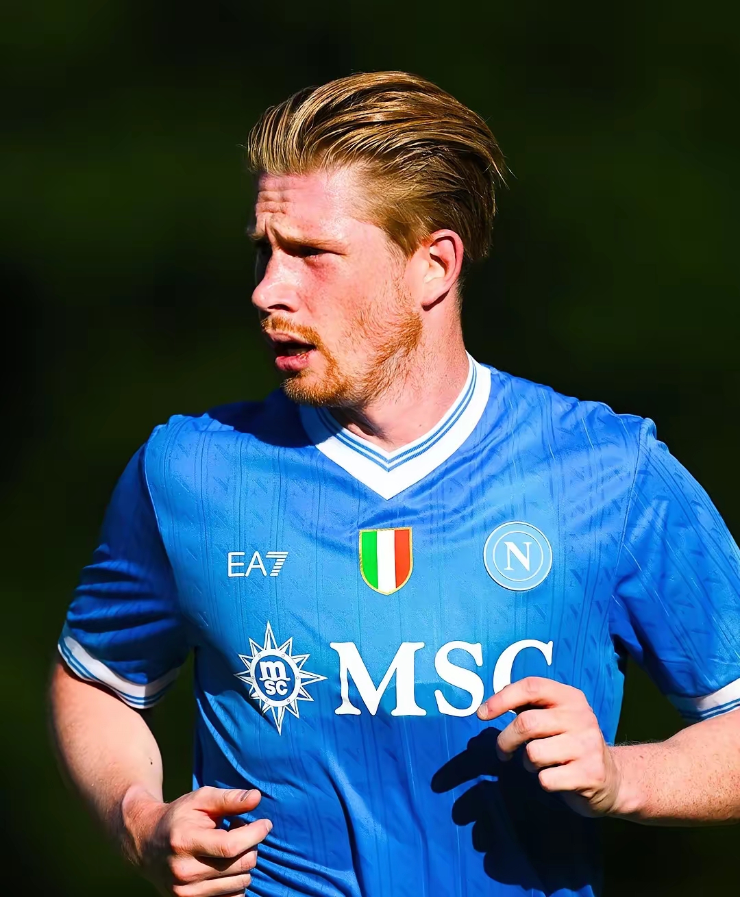 维尼修斯和阿森纳U16球员合影，2米法国门将抢镜