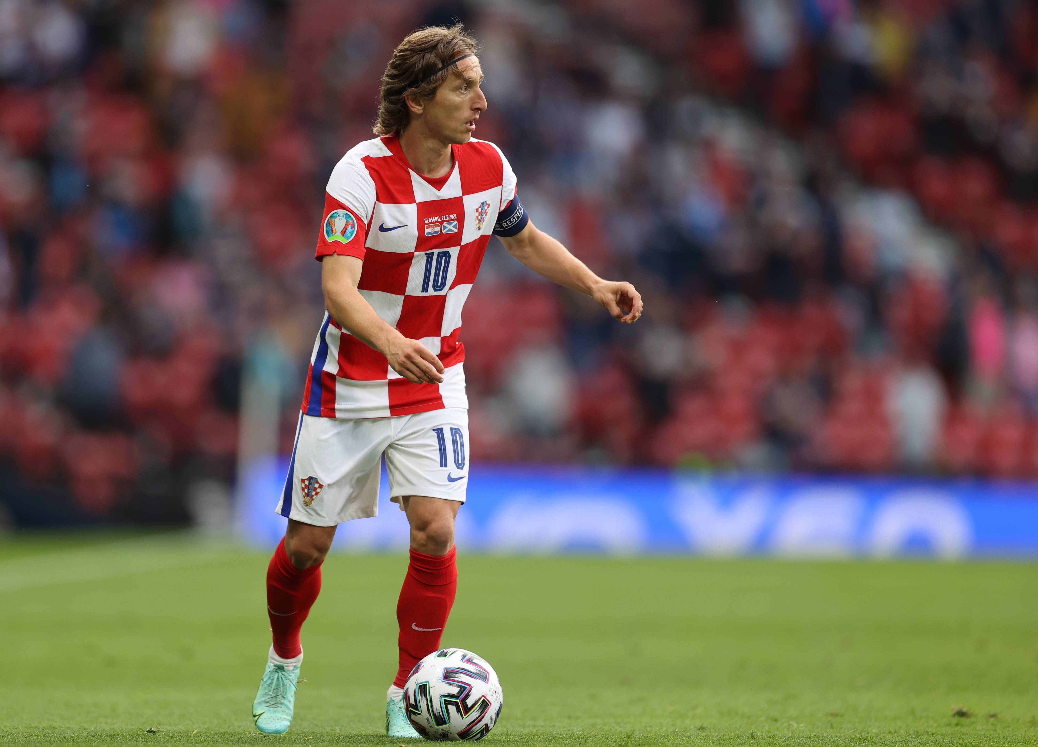 NBA：湖人加时险胜掘金 詹姆斯砍下40分